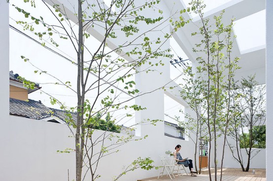 A House's Interior Combined With A Courtyard A House's Interior Combined With A Courtyard (via digsdigs)