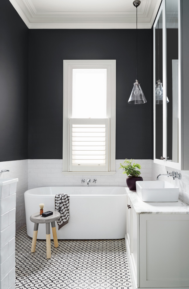 Modern Black And White Bathroom Decorations for Large Space