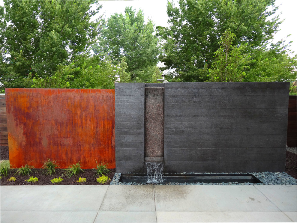 Mixing colors always work well when you're designing a gorgeous water feature.