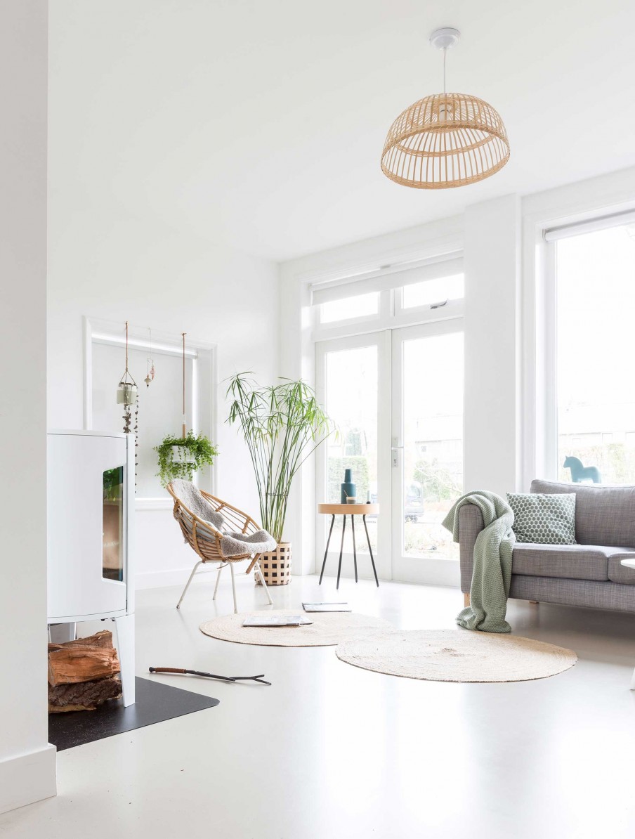 All white interior filled with mid century modern furniture digsdigs Slaapkamers toepassing gekleurde