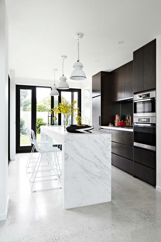 strong 90 degree angles on both sides of the countertop create a contemporary statement