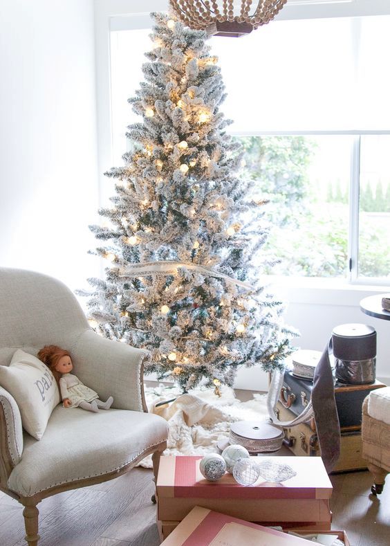 26 Best Flocked Christmas Tree DÃƒÂ©cor Ideas - DigsDigs - lights are enough to highlight a flocked tree look