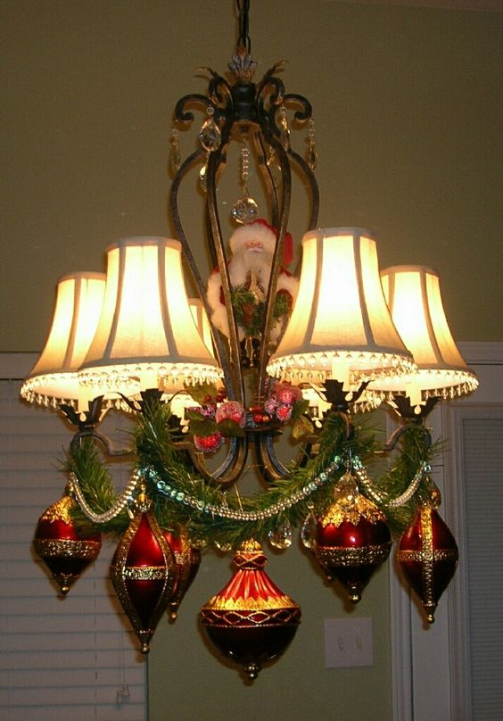 39 christmas chandeliers and chandelier decor ideas digsdigs 39 christmas chandeliers and chandelier decor ideas digsdigs