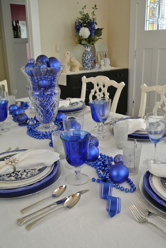 35 Frosty Blue And White Christmas Décor Ideas - DigsDigs