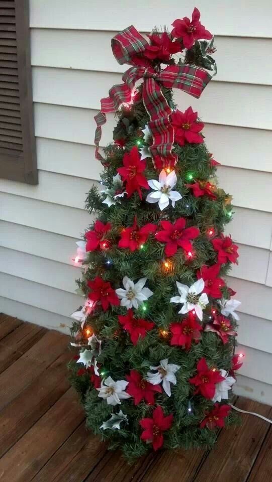 38 Outdoor Christmas Trees That Wow - DigsDigs