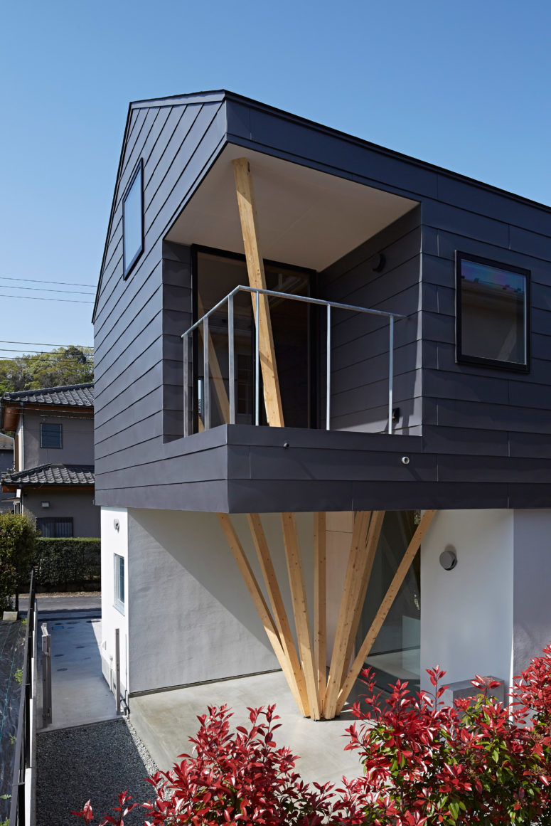Modern Home With Clusters Of Wooden Columns - DigsDigs