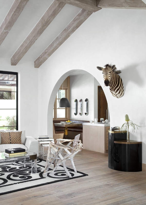 decorating with driftwood Modern comfy furniture mixes up with driftwood pieces to create a harmonious look