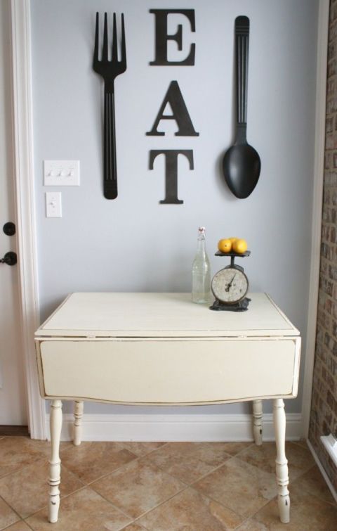 06 EAT letters and oversized black utensils to decorate a wall