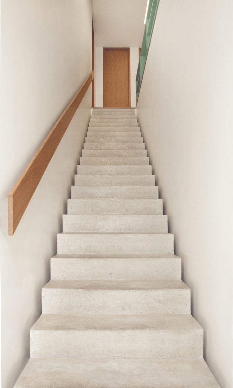Such wooden touches throughout the house add softness and coziness to the polished concrete all around Such wooden touches throughout the house add softness and coziness to the polished concrete all around