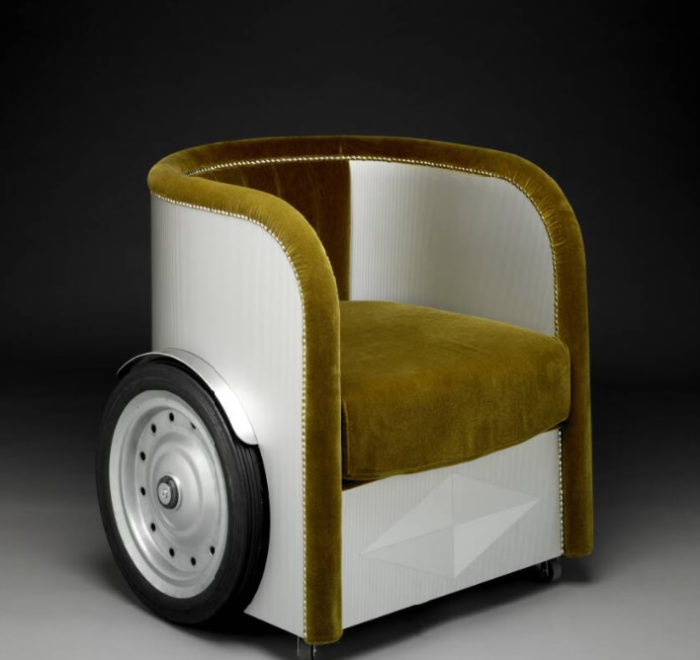 The piece has wheels for mobility and it's upholstered with velvet available in different shades like ocher or red The piece has wheels for mobility and it's upholstered with velvet available in different shades like ocher or red