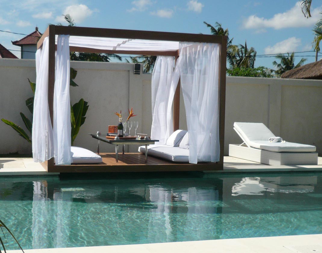 Outdoor Contemporary Canopy Bed