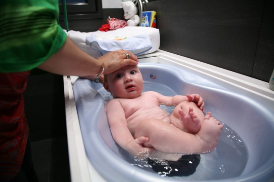http://www.digsdigs.com/photos/Practical-bathroom-furniture-with-integrated-baby-tub-by-Herms-3-554x369.jpg