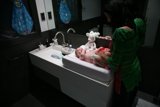 http://www.digsdigs.com/photos/Practical-bathroom-furniture-with-integrated-baby-tub-by-Herms-4-554x369.jpg