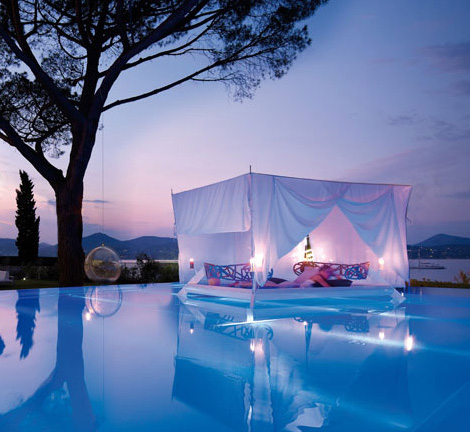 Cool Love Pictures on Romantic Outdoor Canopy Bed     Eden By Ego Paris   Digsdigs
