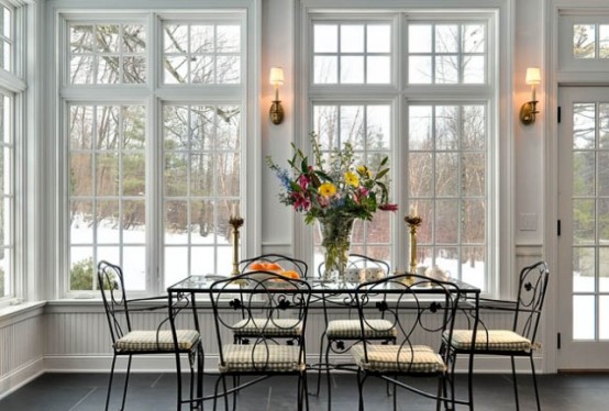 a dining room surrounded by windows 554x374 Chia sẻ bộ sưu tập 55 thiết kế nhà kính tuyệt đẹp