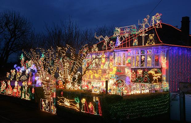 Top 10 Biggest Outdoor Christmas Lights House Decorations | DigsDigs