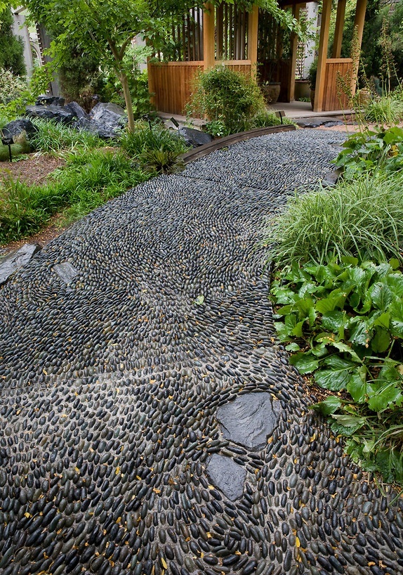 32 Amazing Pebble Garden Paths | DigsDigs