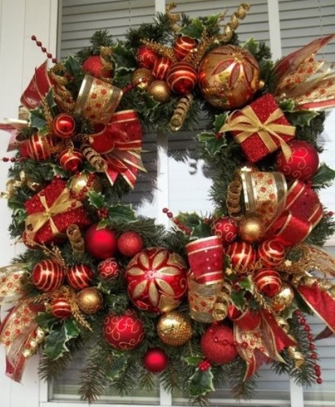 32 Amazing Red And Gold Christmas Décor Ideas  DigsDigs