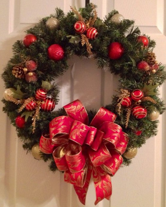 32 Amazing Red And Gold Christmas Décor Ideas  DigsDigs