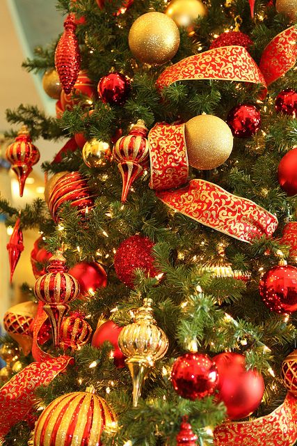 32 Amazing Red And Gold Christmas Décor Ideas - DigsDigs