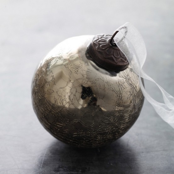 35 Awesome Christmas Balls and Ideas How To Use Them In Decor  DigsDigs
