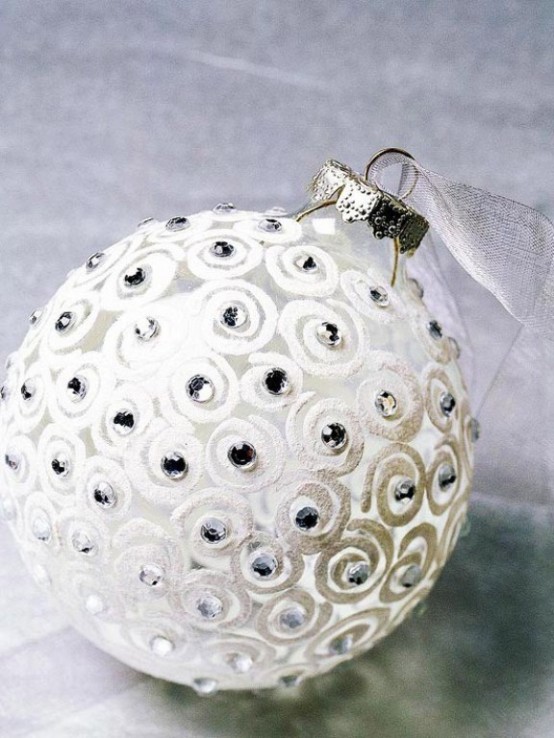 35 Awesome Christmas Balls and Ideas How To Use Them In Decor  DigsDigs