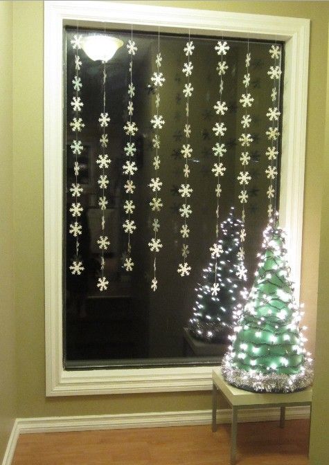 70 Awesome Christmas Window Décor Ideas - DigsDigs