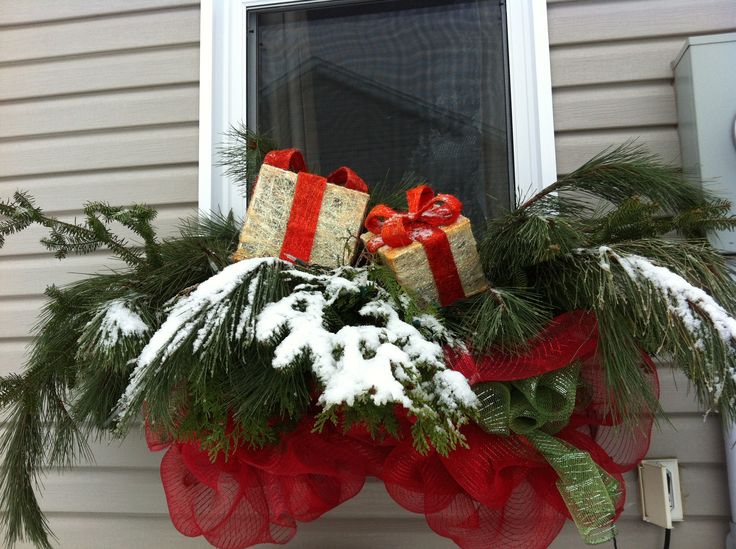 55 Awesome Christmas Window Décor Ideas  DigsDigs