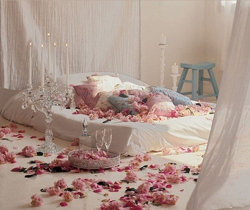 13 Beautiful Bedroom Decorating Ideas For Valentine's Day | DigsDigs