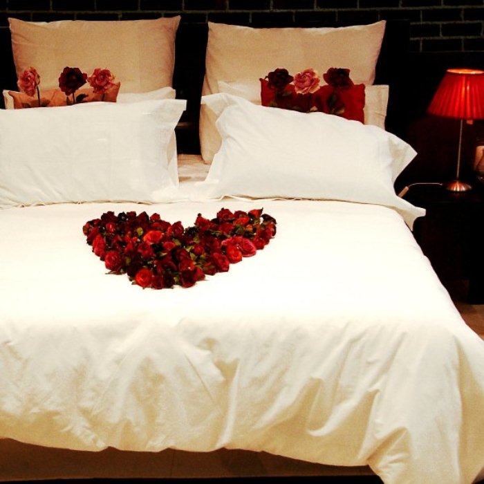 13 Beautiful Bedroom Decorating Ideas For Valentine's Day | DigsDigs