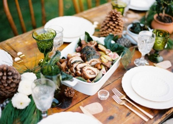 18 Beautiful Outdoor Christmas Table Settings - 11 - Pelfind