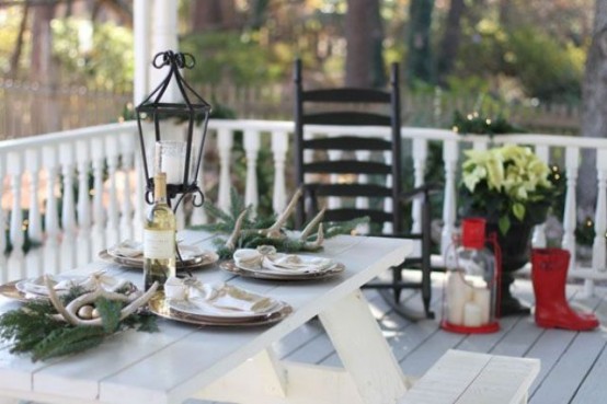 18 Beautiful Outdoor Christmas Table Settings - 10 - Pelfind