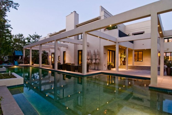 Big Contemporary House With Dark Interior Big Contemporary House With Dark Interior