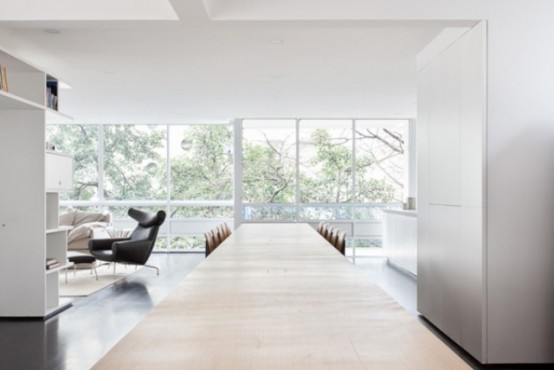 Black And White Minimalist Apartment With Warm Wood Inserts Black And White Minimalist Apartment With Warm Wood Inserts