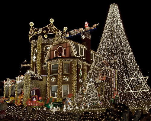 christmas decorations outdoor. Top 10 Biggest Outdoor Christmas Lights House Decorations | DigsDigs