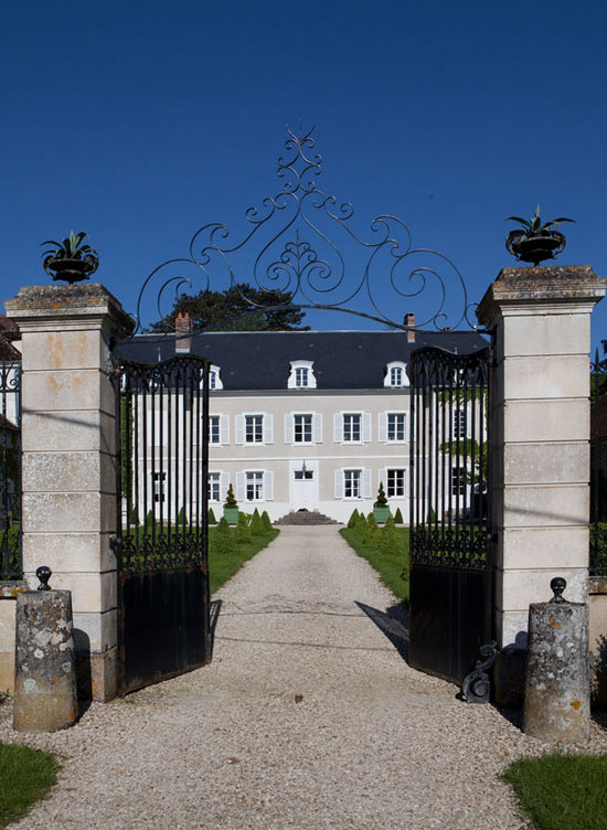 Châteaux De La Resle: Antique Castle With Colorful Interiors ...