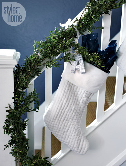 71 Awesome Christmas Stairs Decoration Ideas | DigsDigs