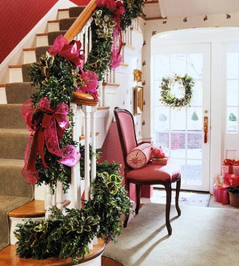 71 Awesome Christmas Stairs Decoration Ideas - 63 - Pelfind