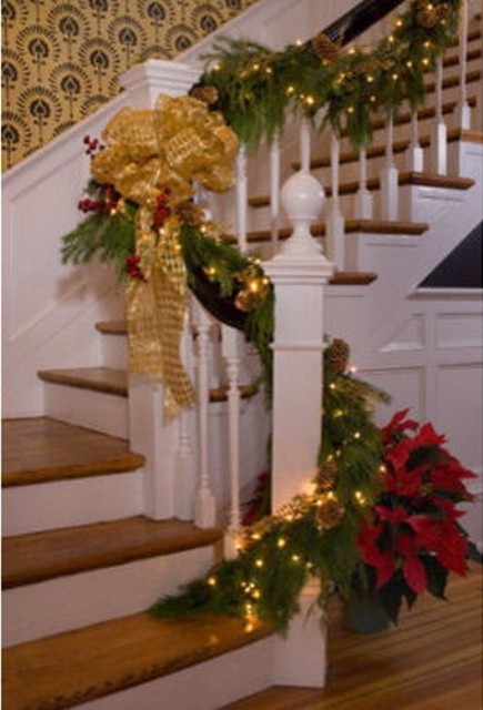 71 Awesome Christmas Stairs Decoration Ideas - 15 - Pelfind