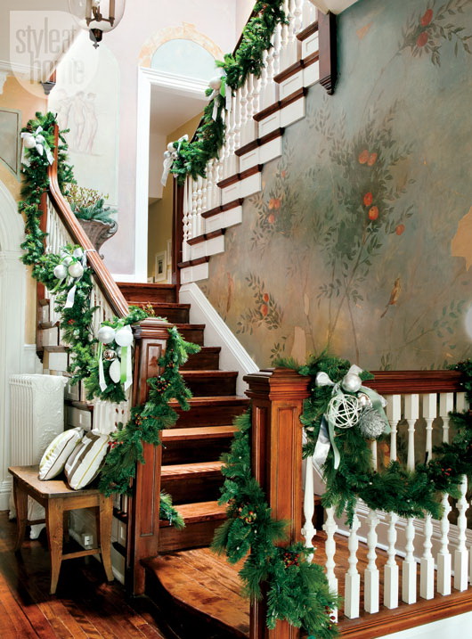 71 Awesome Christmas Stairs Decoration Ideas | DigsDigs