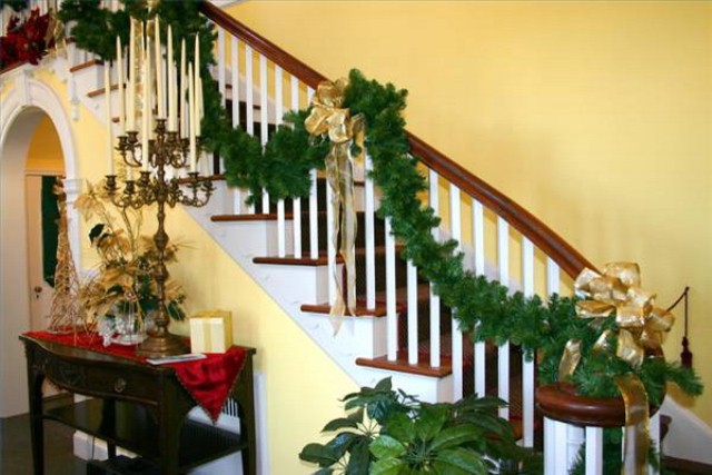 71 awesome christmas stairs decoration ideas digsdigs 71 awesome christmas stairs decoration ideas digsdigs