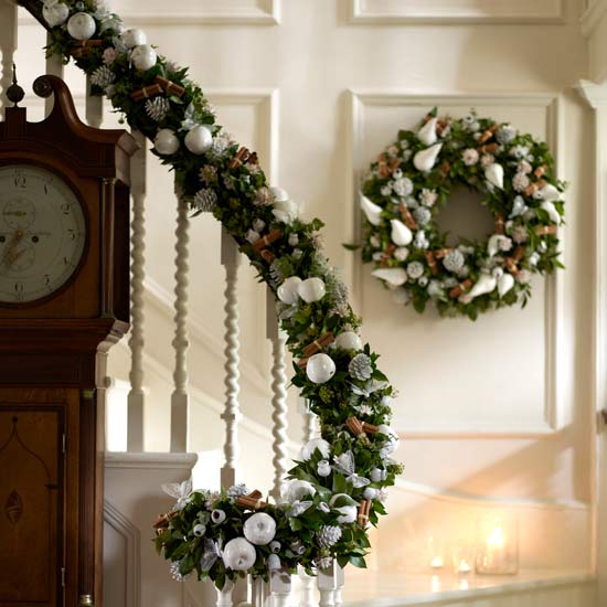 71 Awesome Christmas Stairs Decoration Ideas | DigsDigs