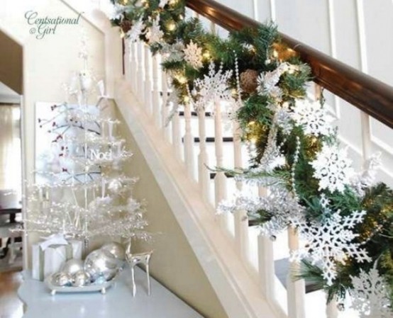71 Awesome Christmas Stairs Decoration Ideas - 26 - Pelfind