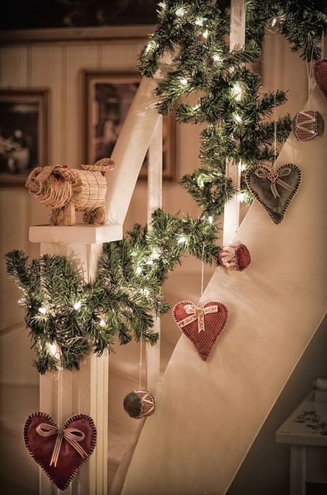 71 Awesome Christmas Stairs Decoration Ideas | DigsDigs