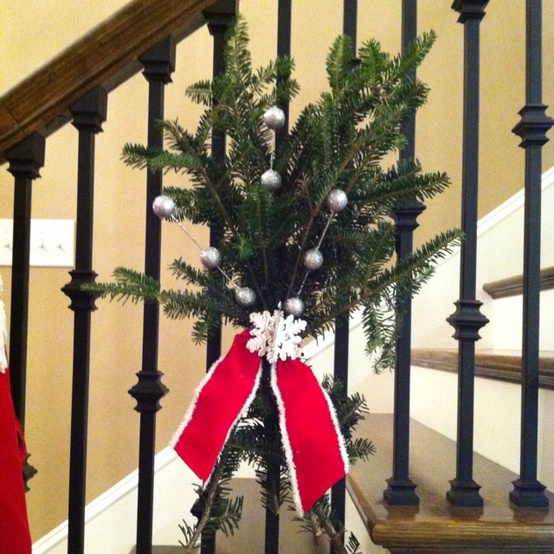 71 Awesome Christmas Stairs Decoration Ideas - 64 - Pelfind