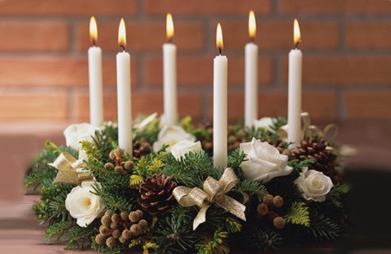 25 Christmas Table Decorating Ideas | DigsDigs