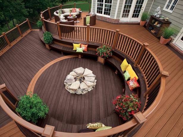 circular-deck-perfect-for-a-large-party.jpg
