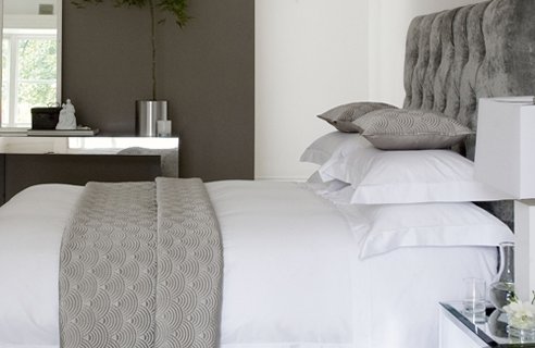 Grey Bedroom Design on Contemporary Gray Hotel Bedroom Design