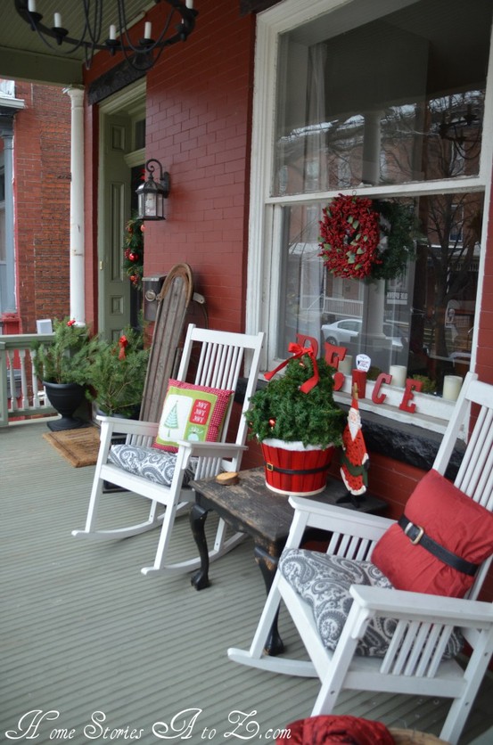 38 Cool Christmas Porch Décor Ideas - 13 - Pelfind