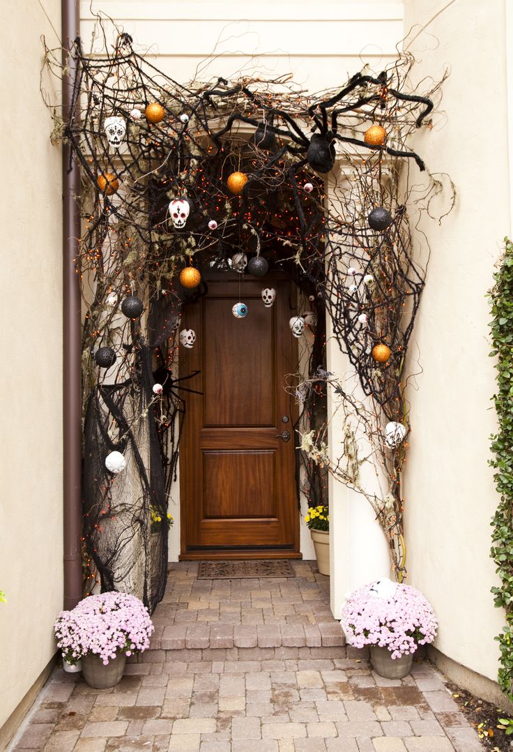 40 cool halloween front door decor ideas digsdigs 40 cool halloween front door decor ideas digsdigs